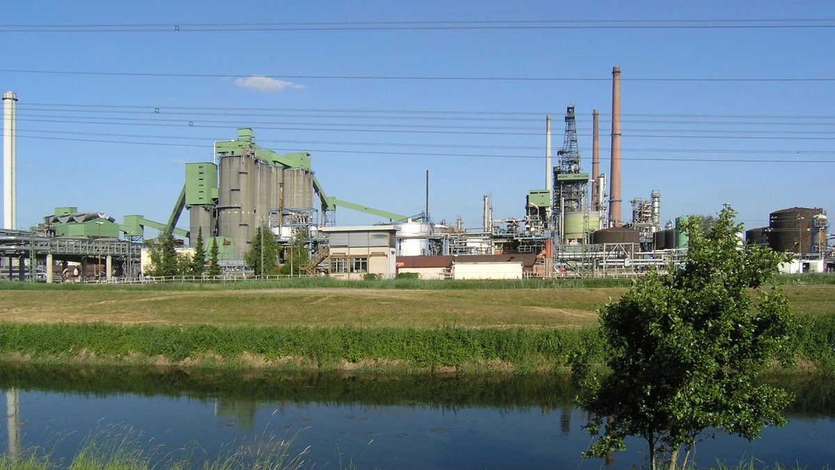 An oil refinery, in an illustrative photo used on Headwaters Wire