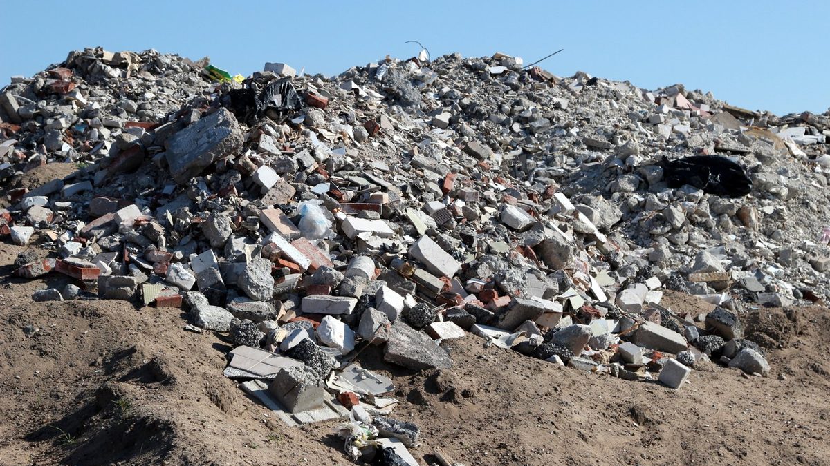 A landfill, in an illustrative photo used on Headwaters Wire